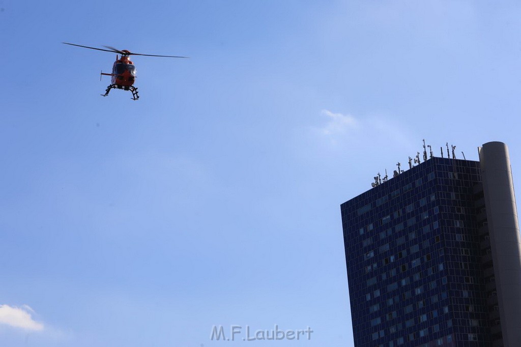 Einsatz BF Koeln Christoph 3 auf der A 57 Rich Neuss P01.jpg